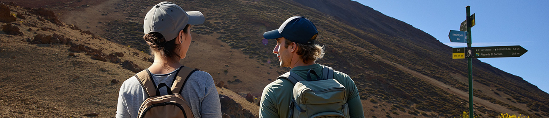 Couple au départ du sentier de Montaña Blanca au Teide Couple au départ du sentier de Montaña Blanca au Teide