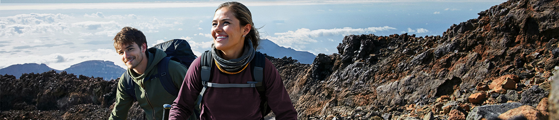 Freunde erreichen den Teide-Gipfel nach einer Übernachtung in der Herberge Freunde erreichen den Teide-Gipfel nach einer Übernachtung in der Herberge